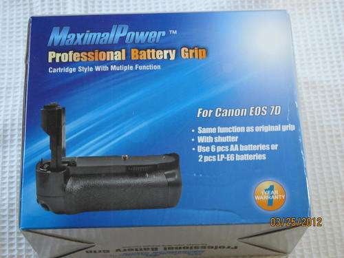 BRAND NEW! Canon Generic Battery Grip for 7D!!