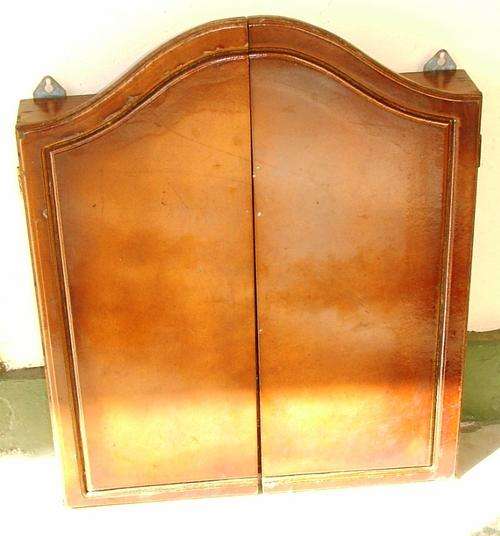Vintage Spinsport DARTBOARD in wooden cabinet in good condition