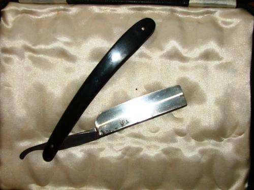 N&W. Ragg, Sheffield Cut throat straight blade razor in original case!