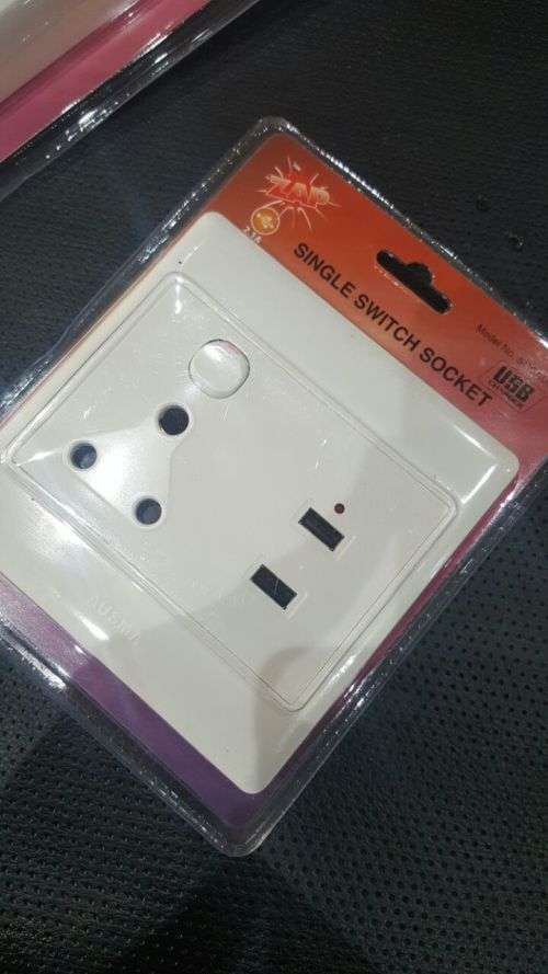 SINGLE SWITCH SOCKET WITH USB PORTS