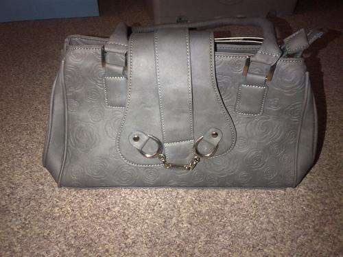 ***NEW ARRIVALS***Stunning Ladies leather Bag in GREY. A Great buy!