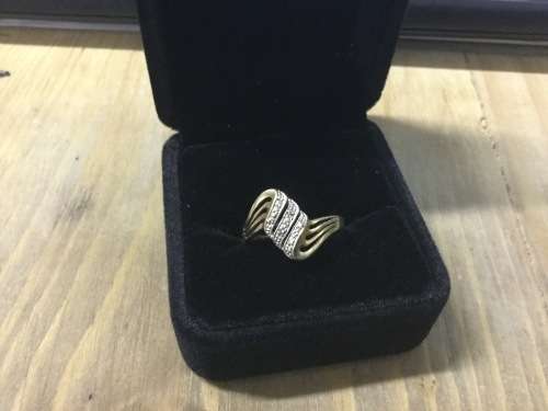 Solid 9 Carat Yellow gold and Diamond Gorgeous Ring Estate Jewellery
