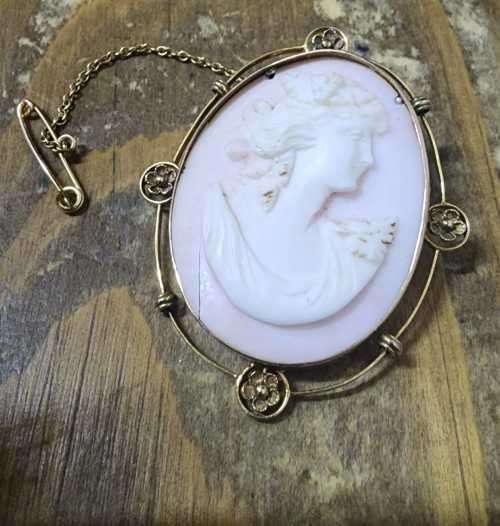 9 Carat Solid Gold Rare vintage Cameo Brooch Approx 40mm 6 grams gold