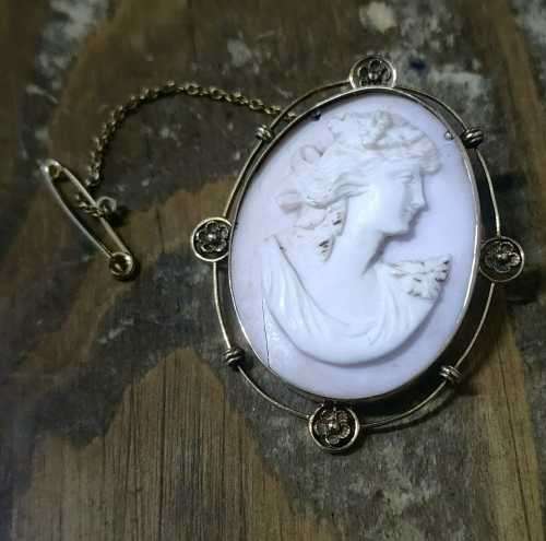 9 Carat Solid Gold Rare vintage Cameo Brooch Approx 40mm 6 grams gold