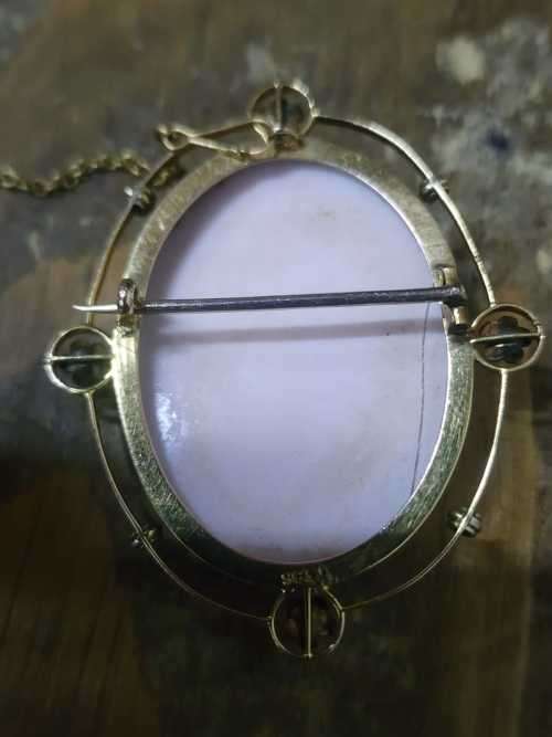 9 Carat Solid Gold Rare vintage Cameo Brooch Approx 40mm 6 grams gold