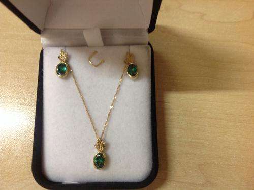 Solid 9 Carat Yellow gold Awsome set. Perfect gift