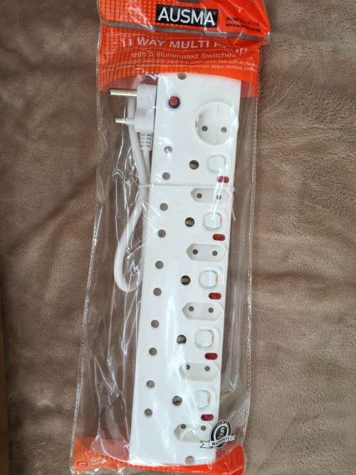 11 WAY MULTI PLUG WITH 5 llluminated swithches