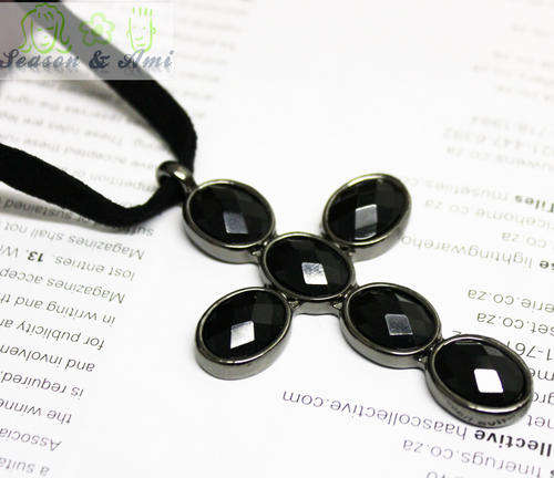 cross pendant necklace