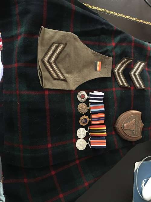 Kilt, medals, rank, insignia - R1 and NO RESERVE!
