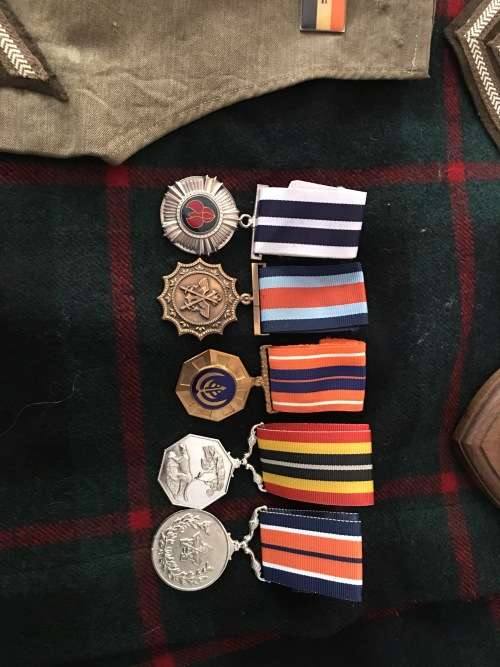 Kilt, medals, rank, insignia - R1 and NO RESERVE!