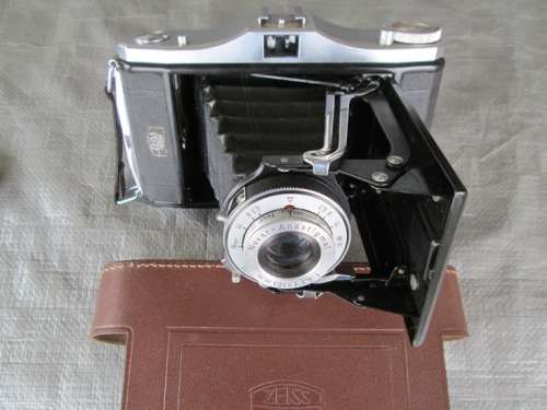 CAMERA VINTAGE- ZEISS IKON NETTAR 516/2 WITH LENS.