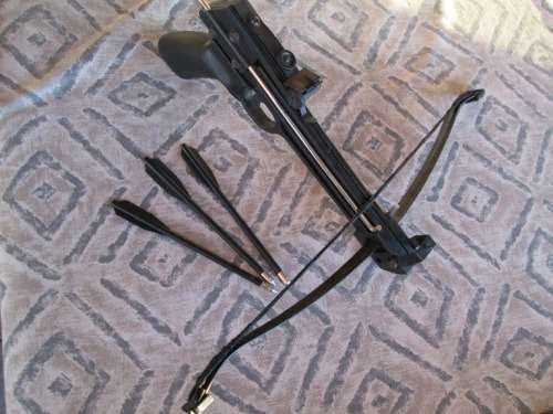 PISTOL CROSSBOW & 3 ARROWS