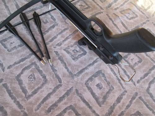PISTOL CROSSBOW & 3 ARROWS