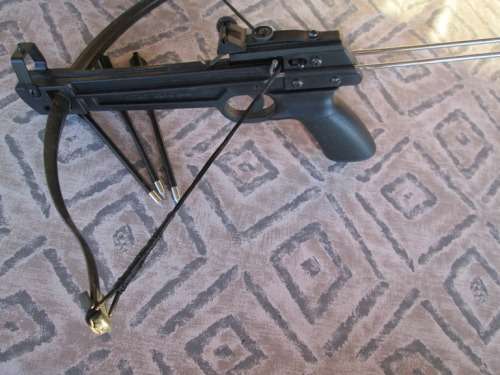 PISTOL CROSSBOW & 3 ARROWS