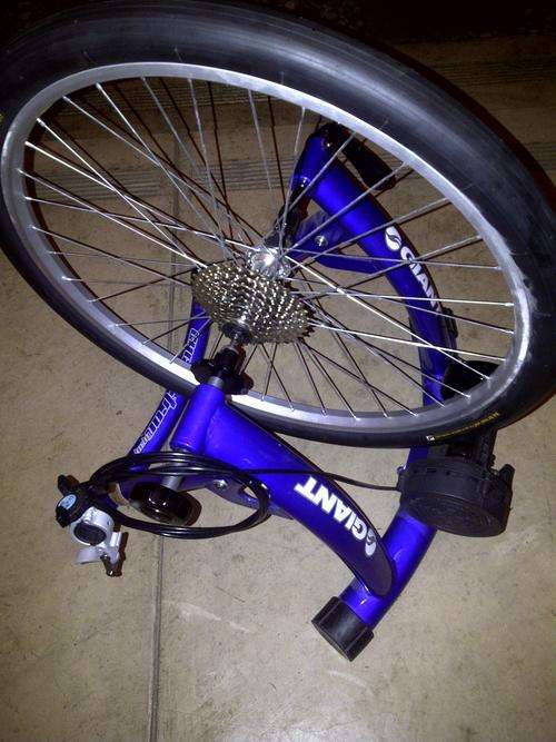 GIANT indoor trainer complete with training wheel