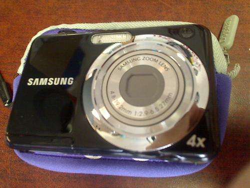 Samsung ES 13  12.2MP Digital Camera + Pouch