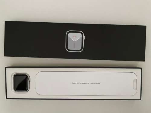 Apple Watch Nike SE (GPS, 40mm, Silver Aluminum, Pure Platinum/Black Nike Sport Band, 2021)