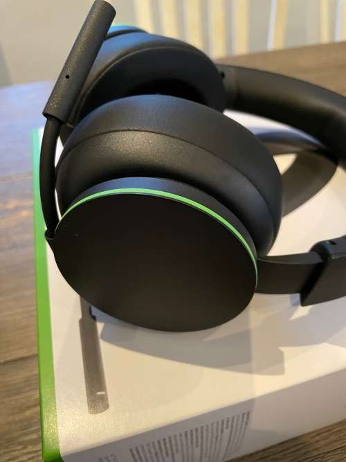 Xbox Series X Console - Mint Condition! (Includes Microsoft XBOX Series Wireless Headset)