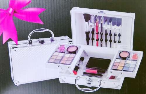 Magic Color Make-Up Kit and Stylish Aluminium Carry Case