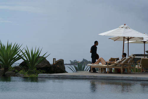 Sony 18mm-200mm with uv filter LENSE HAVE CRACKED ON OUTER LENSE