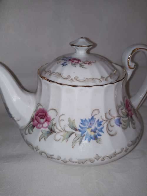 PARAGON TEAPOT WITH SUGAR BOWL AND CREAMER