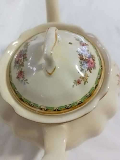 In perfect condition VICTORIAN JOHNSON BROTHERS Teapot