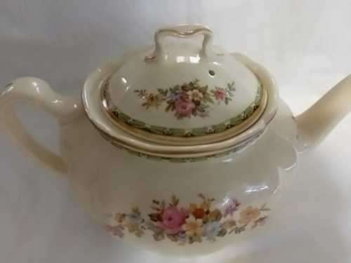 In perfect condition VICTORIAN JOHNSON BROTHERS Teapot