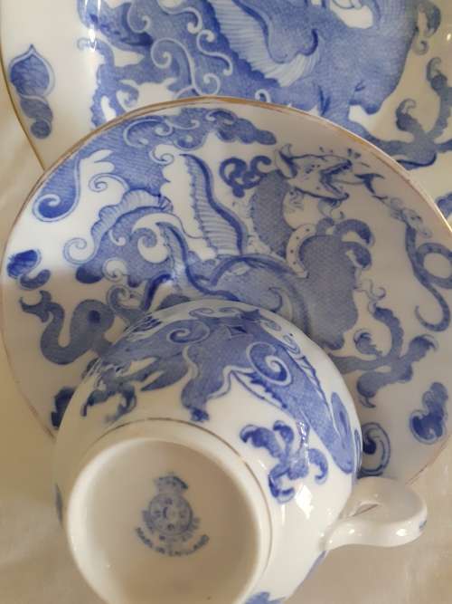 BEAUTIFUL TEA TRIO ROYAL WORCESTER