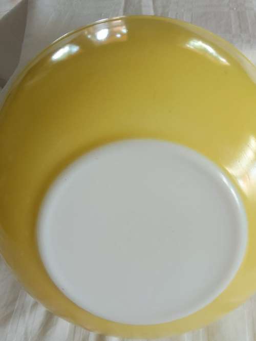 PERFECT BIG YELLOW AND WHITE MILKGLASS PYREX MIXING BOWL