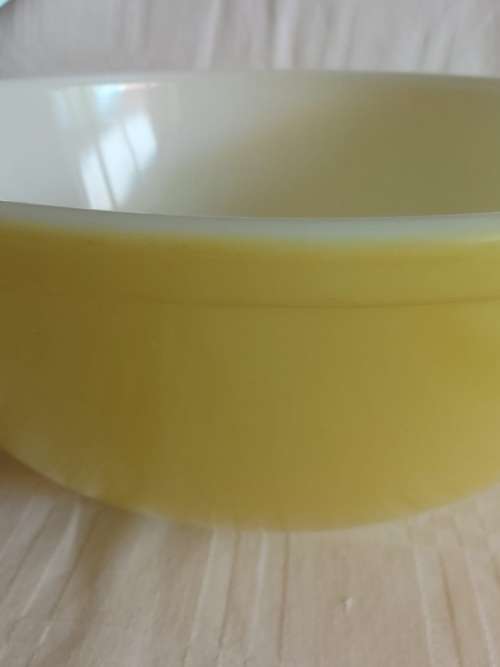 PERFECT BIG YELLOW AND WHITE MILKGLASS PYREX MIXING BOWL