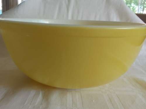 PERFECT BIG YELLOW AND WHITE MILKGLASS PYREX MIXING BOWL
