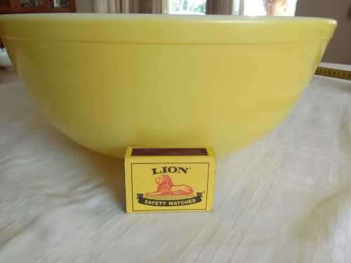 PERFECT BIG YELLOW AND WHITE MILKGLASS PYREX MIXING BOWL