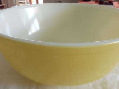 PERFECT BIG YELLOW AND WHITE MILKGLASS PYREX MIXING BOWL