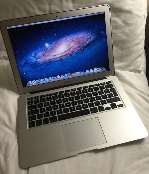Apple MacBook Air 13" i7 2.0GHz 8GB Memory 256GB SSD, see actual photos.