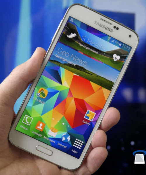 Samsung Galaxy S5, the big one in white with glass screen protection and avenir cover.