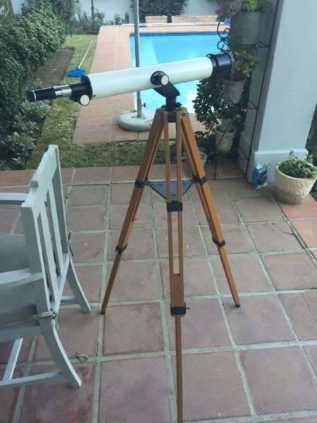 Japanese made Towa 30x 90x60mm zoom "coated" telescope on a vintage wooden tripod, see photos.