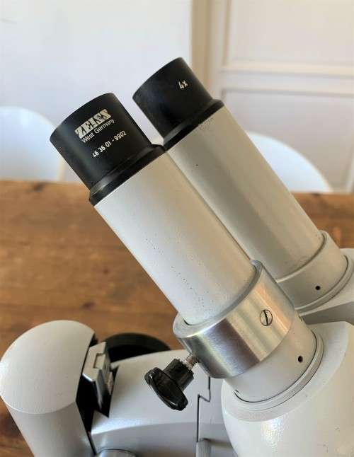 Carl Zeiss 4x StereoZoom incl two 4x Zeiss eye pieces, great quality microscope.
