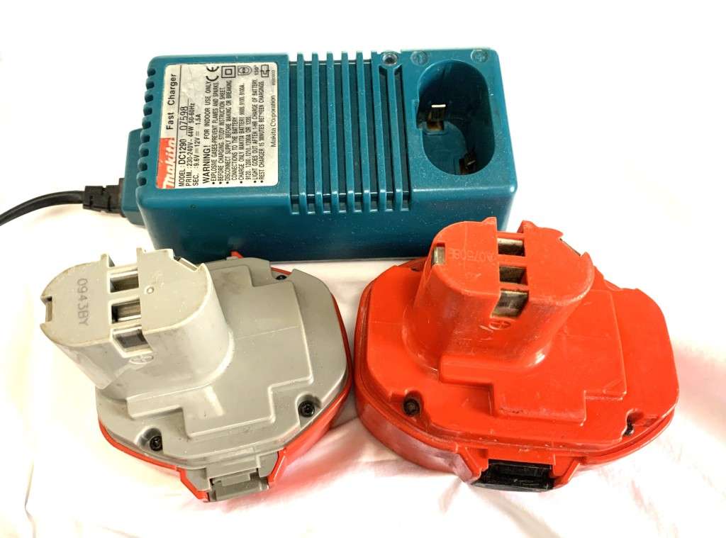 Makita DC1290 Fast Charger Plus 2 batteries, 14.4V 1.3Ah and 18V 2.0Ah..