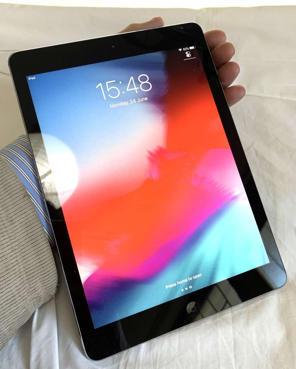 Apple iPad Air 2, Wi-Fi 32GB Space Gray, clean condition see photos.