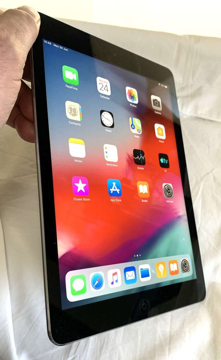 Apple iPad Air 2, Wi-Fi 32GB Space Gray, clean condition see photos.