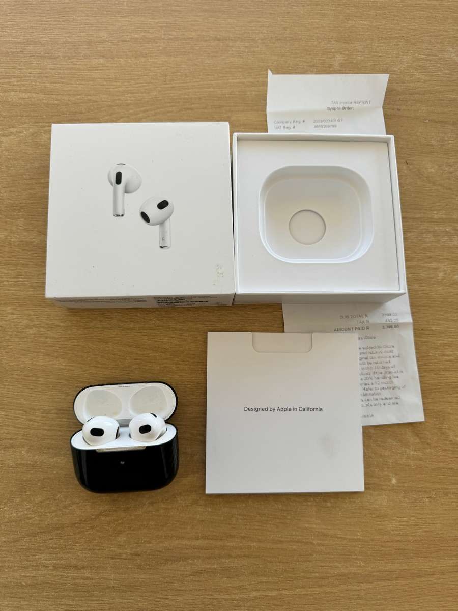 Apple Airpods 3rd gen with carbon fibre case