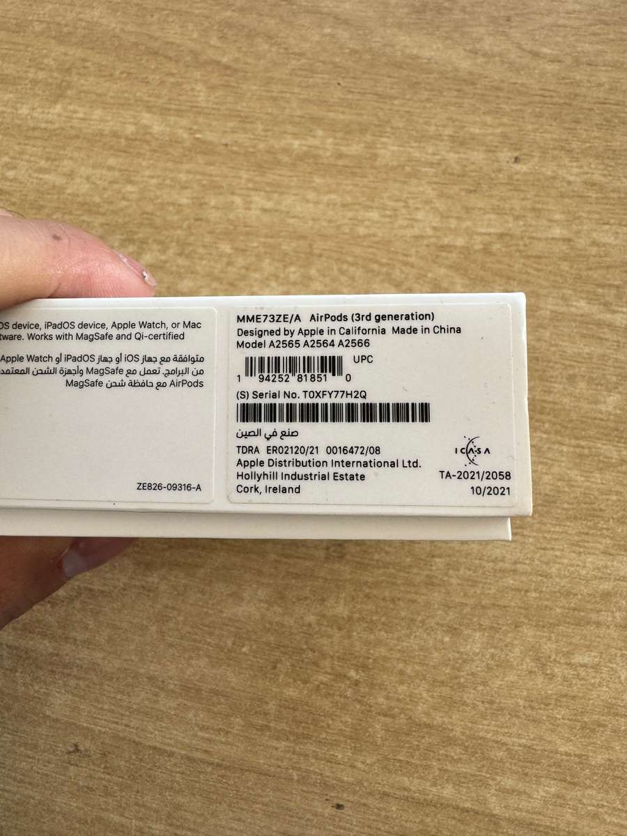 Apple Airpods 3rd gen with carbon fibre case