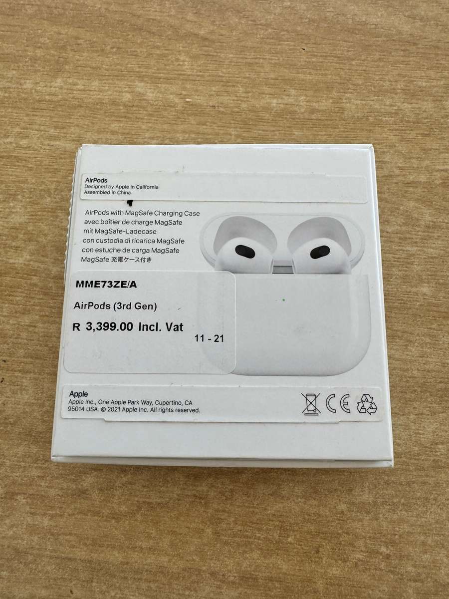 Apple Airpods 3rd gen with carbon fibre case