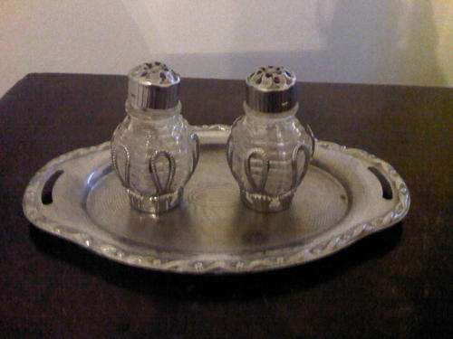 VINTAGE SALT & PEPPER SET