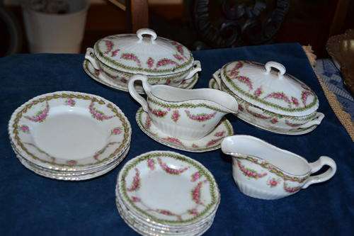 STUNNING VICTORIAN CHILDS DINNER SERVICE WITH ROSES