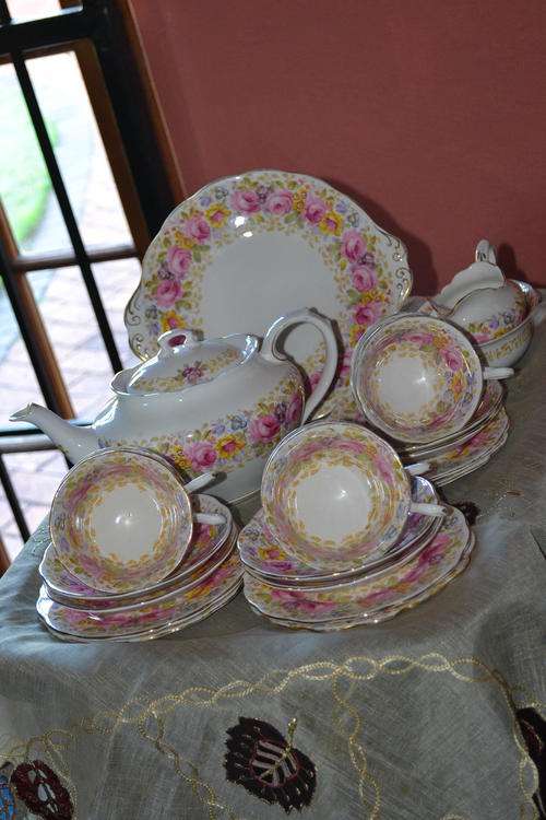 ROYAL ALBERT SERENA TEA SET WITH TEAPOT