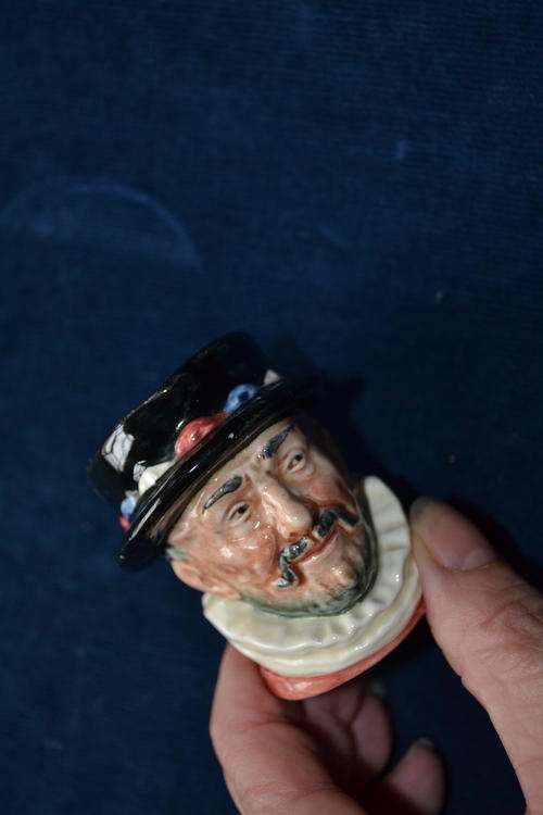 ROYAL DOULTON SMALL CHARACTER JUG BEEFEATER