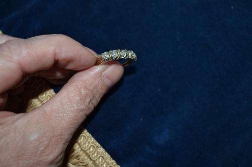 18CT GOLD RING SET WITH 5 DIAMONDS SIZE O