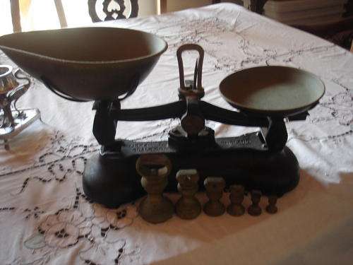 OLD STYLE KITCHEN SCALE WITH WEIGHTS