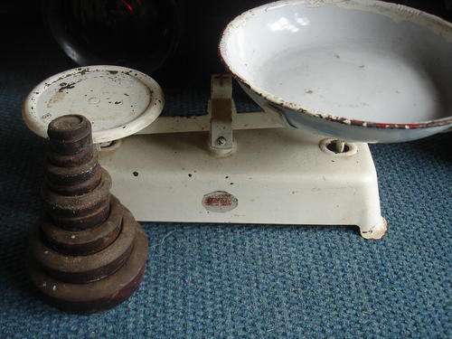 OLD KITCHEN SCALE AND WEIGHTS